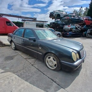 MERCEDES BENZ - E 300 DIESEL